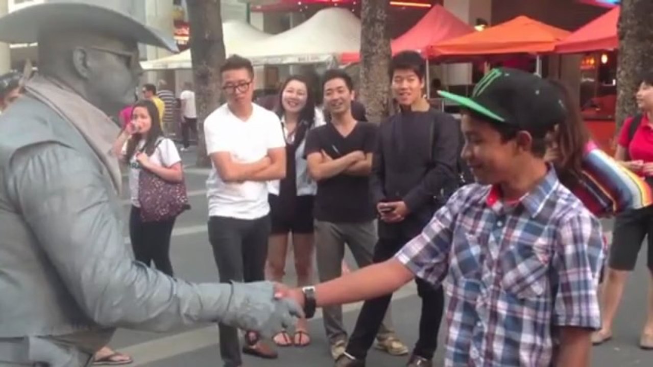 Regardez cet homme-statue donner un coup de poing à un passant trop agaçant