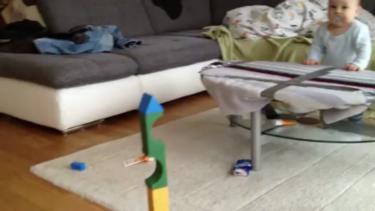 Felix wirft die Bauklötze um