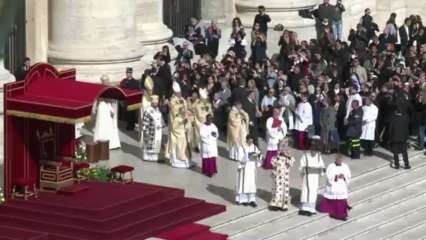 Pope Francis begins reign with grand ceremony (2)