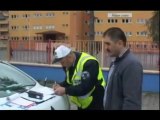 Rize Emniyet Kemeri uygulamasında ilginç sahneler Rize'de polis tarafından durdurularak emniyet kemerlerini takmaları konusunda uyarılan sürücüler taktığı kemerleri yüz metre gitmeden çözünce ikinci bir ekibe yakalanarak para cezasına çarptırıldılar