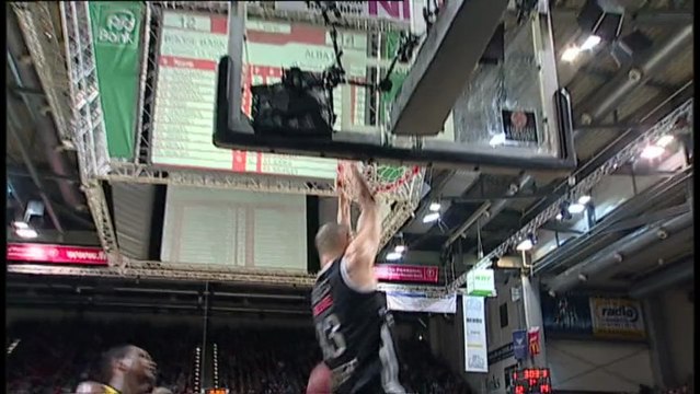 Play of the Night: Anton Gavel to Maik Zirbes, Brose Baskets Bamberg