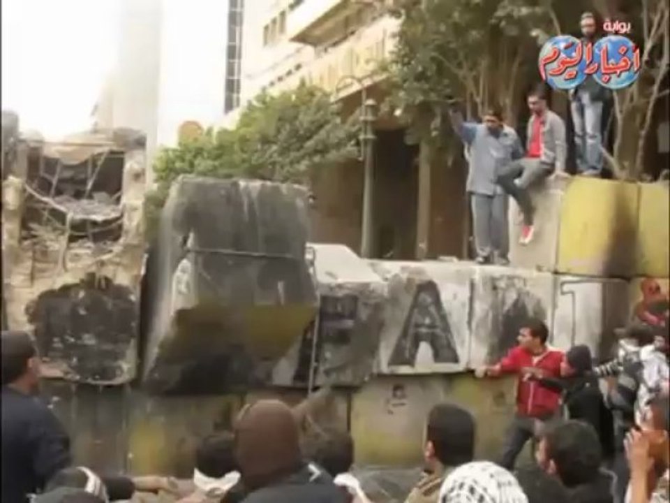 لحظة سقوط الجدار فى شارع قصر العينى