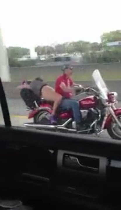 Un motard sort sa meuf