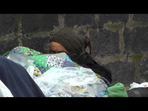 Napoli - Il degrado delle Torri Aragonesi in via Marina (19.03.13)