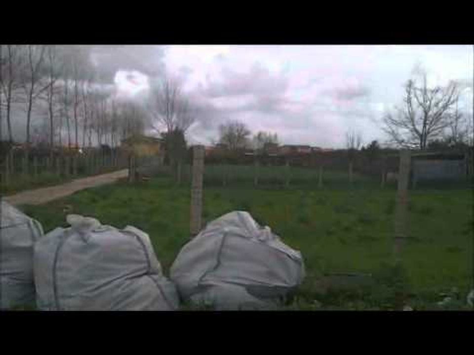 Aversa (CE) - Via Vecchia per Casaluce invasa da sacchi di spazzatura (17.03.13)