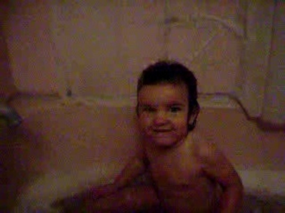 Léakim dans le bain