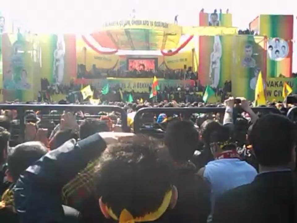 DİYARBAKIR NEWROZ 2013 SIRRI SÜREYYA ÖNDER ÖCALANIN MESAJINI OKUDU PART 1