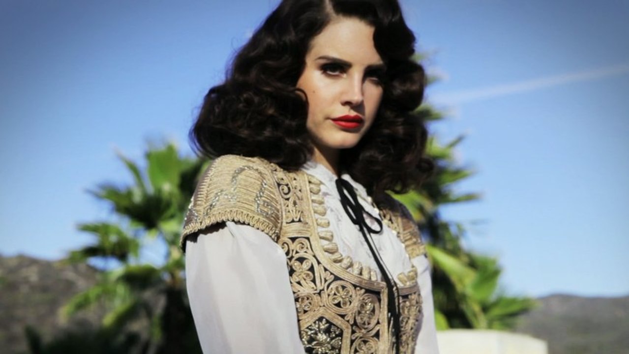 Lana Del Rey pour L'Officiel d'avril