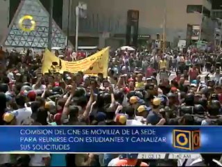 Estudiantes conversan con el viceministro del Sistema Integrado de Policía Luis Fernández sobre acciones de protesta.
