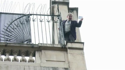 ‘Poeta-alpinista’ escala embaixada dos EUA em Paris