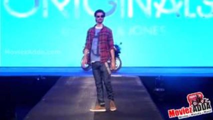 Kunal Kapoor Walks The Ramp @ Allure Fashion Show 2013 !