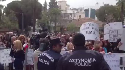 Διαδήλωση έξω από τη βουλή