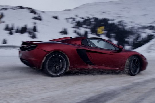 Course sur neige : snowboard VS McLaren MP4-12C Spider