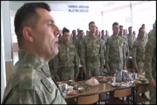 Genelkurmay Başkanı, erlerle karavana yedi