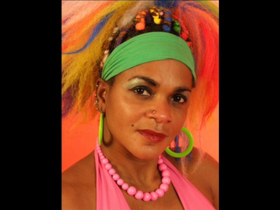 La poetesse Nathy Ebriet Poisson atieke