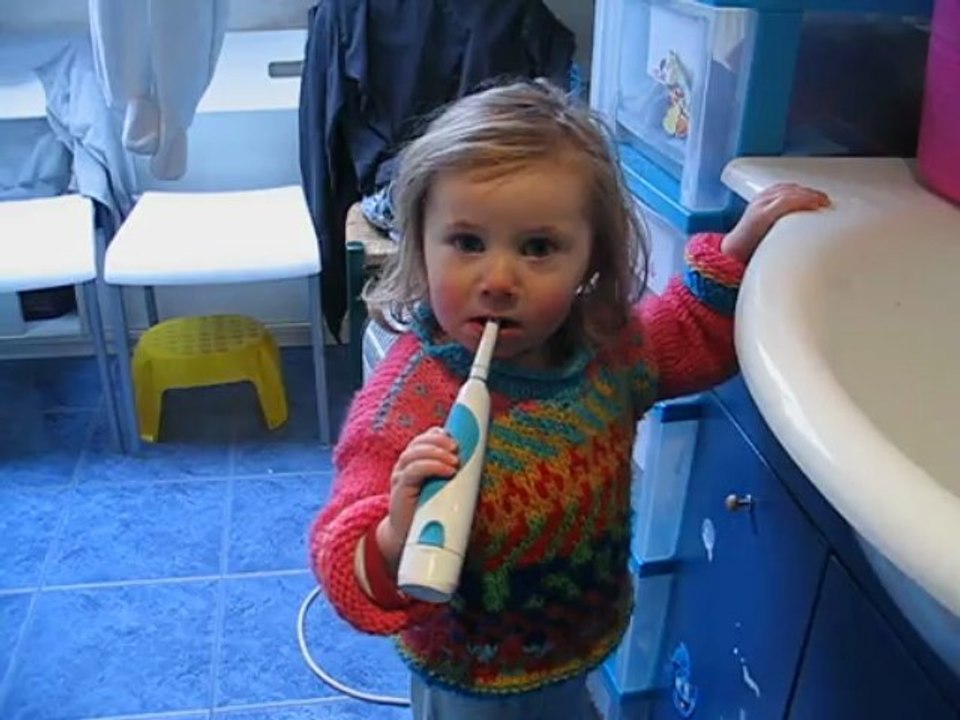 Sybille se brosse les dents