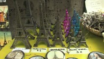 Paris : les bouquinistes, nouveaux marchands de souvenirs