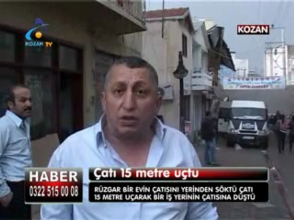 RÜZGAR KOZAN'DA BİR EVİN ÇATISINI YERİNDEN SÖKTÜ. 15 METRE UÇAN ÇATI AZ KALSIN FACİYAYA NEDEN OLUYORDU...KOZAN TV