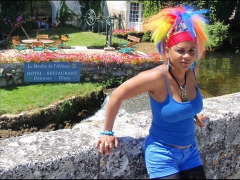 La poetesse Nathy Ebriet au village de Bourdeille 24310