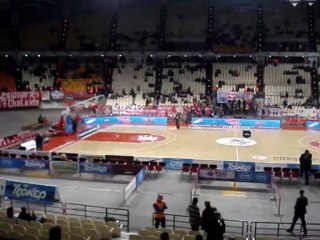 Η είσοδος της ομάδας του Ολυμπιακού στο ΣΕΦ