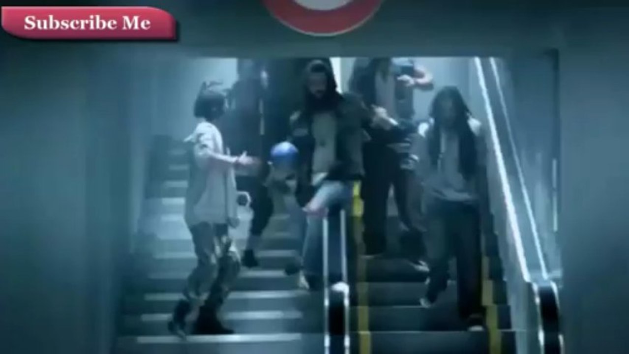 Shahrukh Khan Playing Football in Metro Sation Lux (HD)