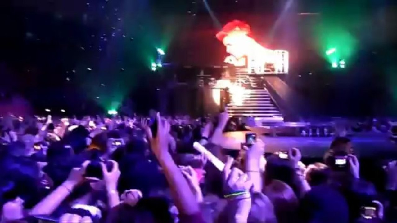 JUSTIN BIEBER 19 mars 2013 à PARIS  (medley)