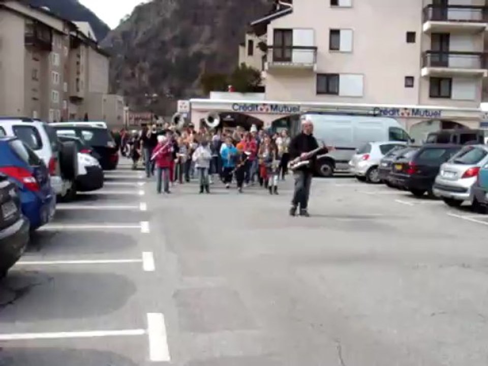 Fanfare dans les rues de Moûtiers