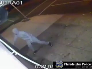 Impresionante enfrentamiento entre un asaltante y usuarios de una tienda en Estados Unidos