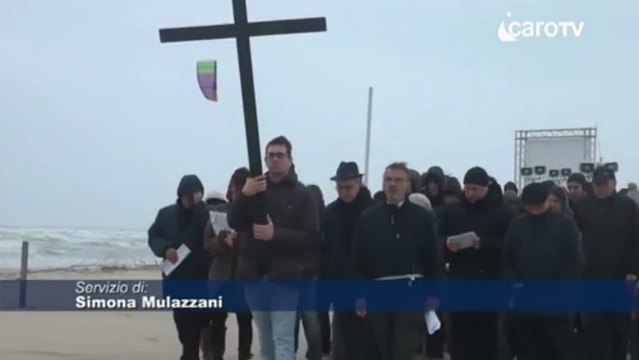 Icaro Tv. Mille in spiaggia per la Via Crucis di CL