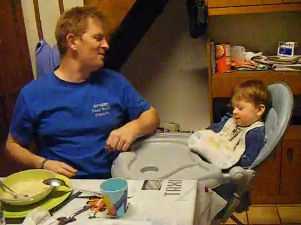 papa me fait manger pour la 1° fois 25/03/2013