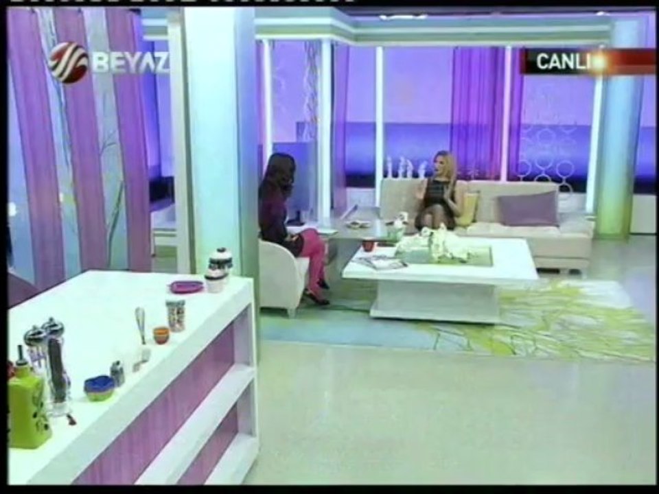 Dr. Nüket Eroğlu Ebru Şallı ile yüz askısı ve fraksiyonel co2 lazer yöntemi ile ilgili bilgiler paylaşıyor.