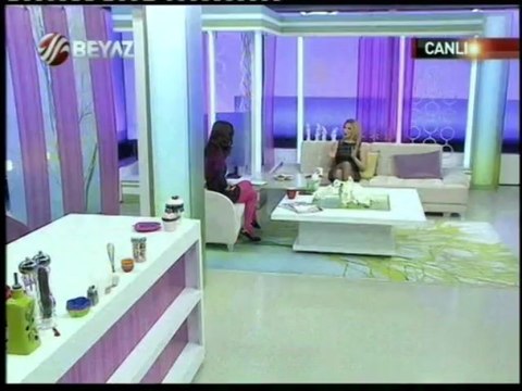 Dr. Nüket Eroğlu Ebru Şallı ile yüz askısı ve fraksiyonel co2 lazer yöntemi ile ilgili bilgiler paylaşıyor.