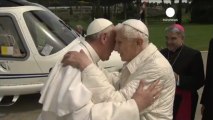 El papa Francisco y Benedicto XVI juntos, una imagen...