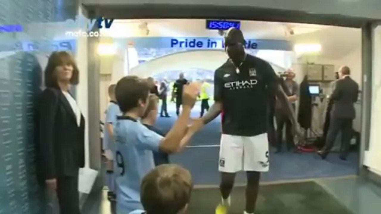 اضحك مع بالوتيلي يسحب الكاميره من الصحفية - YouTube