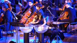 Beibei Wang aux percussions à eau lors du concert de Tan Dun à l'Unesco
