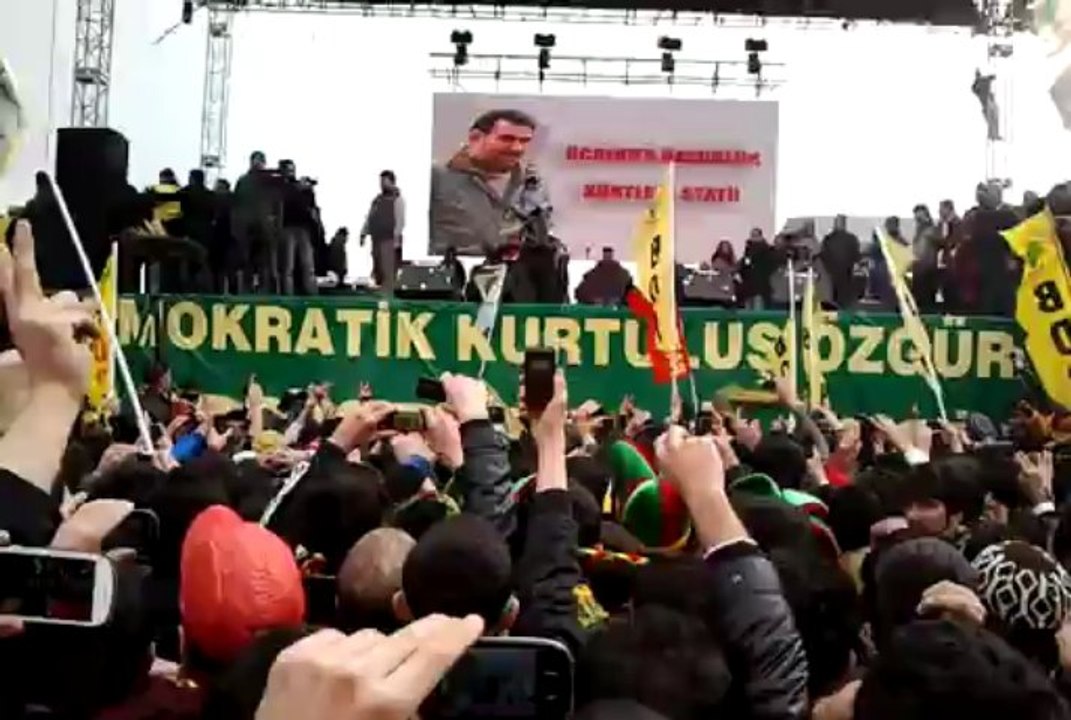 Serhado 2013 İstanbul Newrozu  www.birsesversen.com