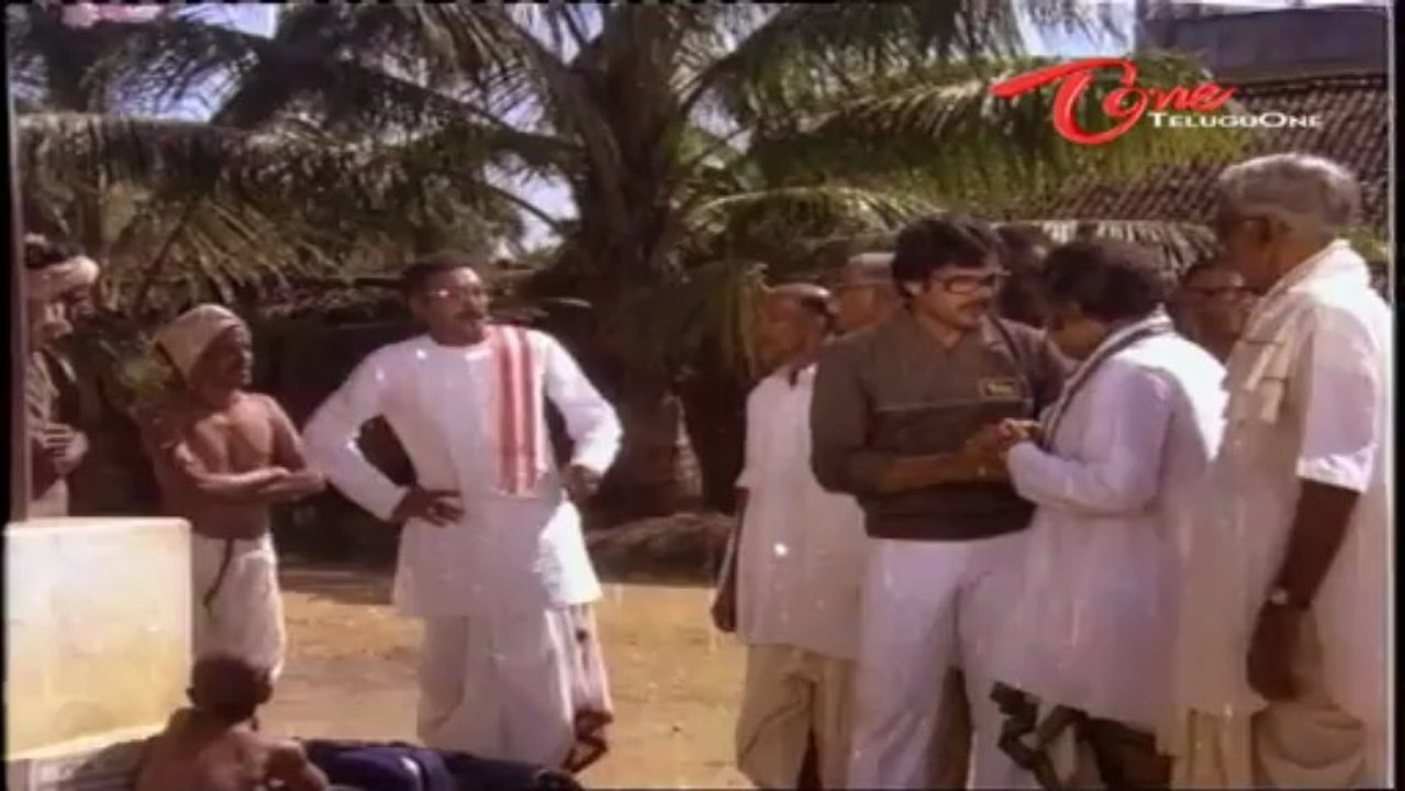 Hilarious Scene Between Chiranjeevi - Village E...