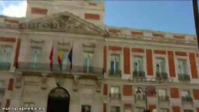 Ciudadanos participan en el juego del sobre