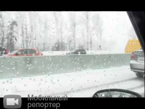 МКАД встал после мелких ДТП в сильный снегопад в Москве