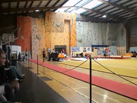 compétition de gym pour Eliot le 23 mars 2013 à Houdeng (la Louvière). Le saut de cheval