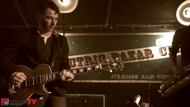 ELECTRIC BAZAR CIE plante son chapiteau au Jardin Moderne