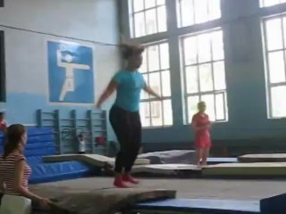 Корнелия Манго на батуте