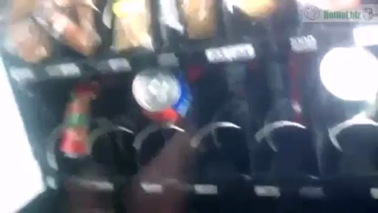 Getränkeautomat plündern