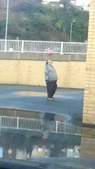 Video herunterladen: Homme gros jongle avec son ballon