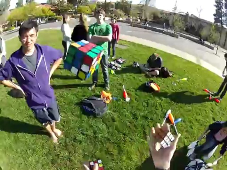 Résoudre 3 rubik's cube en jonglant