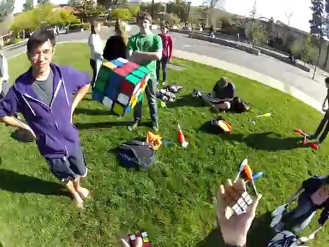 Résoudre 3 rubik's cube en jonglant