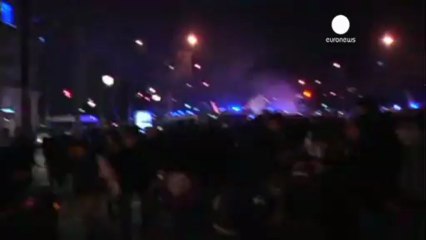 La policía francesa a golpes contra una manifestación...