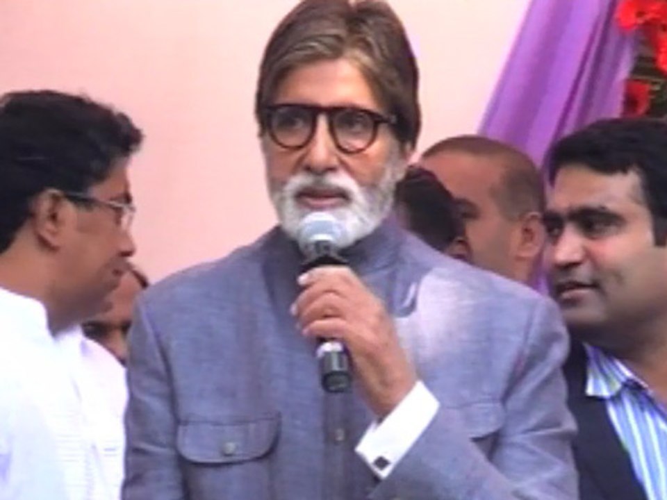 Big B Mobbed While Inaugurating Kalyan Jewellers