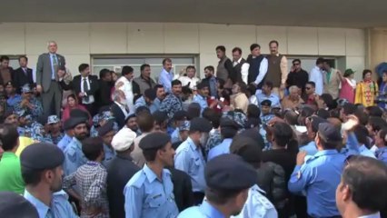 Musharraf vows to 'save' Pakistan on return from exile