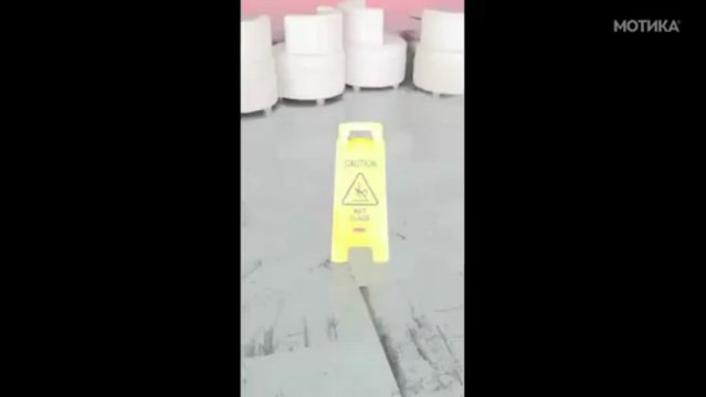 МОТИКА: Хендикепирано дете се забавува со својата инвалидска количка